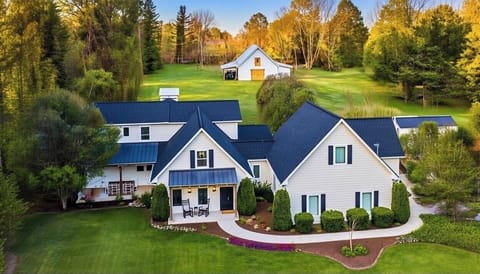 2 Flat Acres of fun, backs up directly to the Little River.