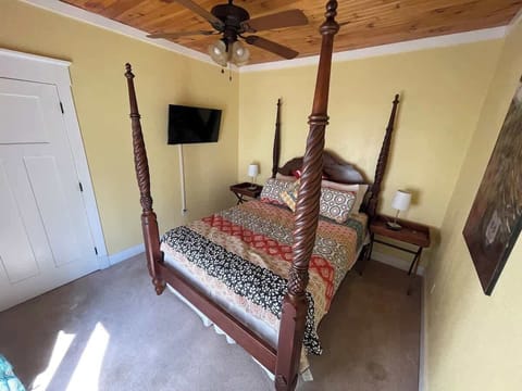 Downstairs Queen Suite w/ 40” Flatscreen