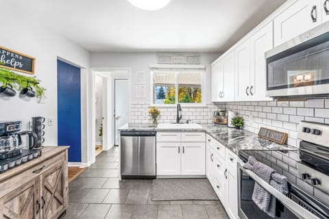 🍳✨ Modern Kitchen Charm ✨🍳 Cook with ease in this bright kitchen featuring sleek stainless appliances, granite counters, and timeless subway tile style! 🌿🏡
