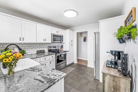 🍳✨ Modern Kitchen Charm ✨🍳 Cook with ease in this bright kitchen featuring sleek stainless appliances, granite counters, and timeless subway tile style! 🌿🏡