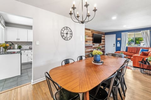 🍷✨ Gather & Dine in Style ✨🍷 Host unforgettable dinners at a table for 12 🍽️, then unwind in the cozy living area 🛋️—the perfect open space for laughter, celebration, and memories! 🖤🏡