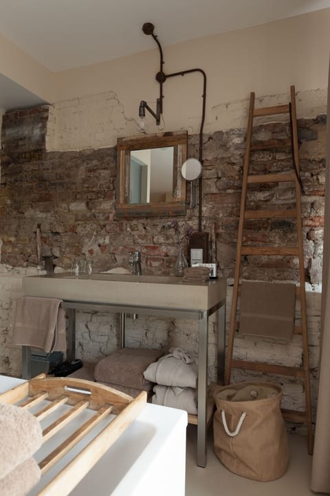 Suite, 1 King Bed | In-room safe, individually decorated, individually furnished, desk