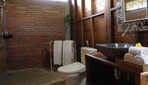 Shower, rainfall showerhead, free toiletries, hair dryer