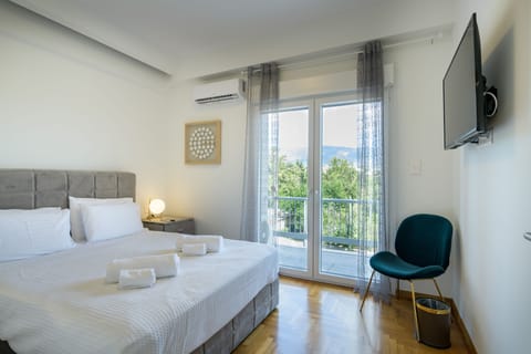 Deluxe Apartment | 2 bedrooms, in-room safe, individually decorated, individually furnished