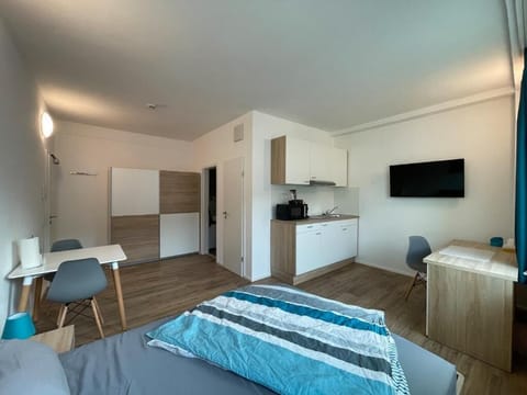Studio | Desk, blackout drapes, iron/ironing board, free WiFi