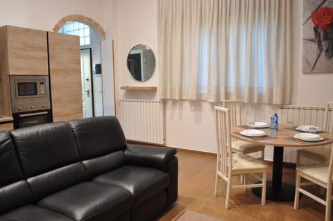 Deluxe Loft, 2 Bedrooms, Courtyard View, Annex Building | Private kitchen | Electric kettle