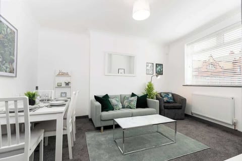 Lounge, laugh, and dine in comfort – stretch out on the cosy sofa, sink into the armchair, binge your favourite shows on the big TV, then gather ‘round the table for four and make mealtime memories.