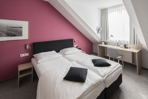 Minibar, individually decorated, individually furnished, desk