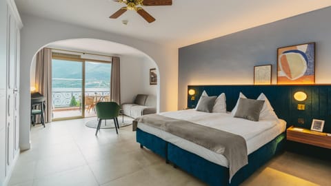 Junior Suite Lago South | Hypo-allergenic bedding, free minibar, in-room safe, desk