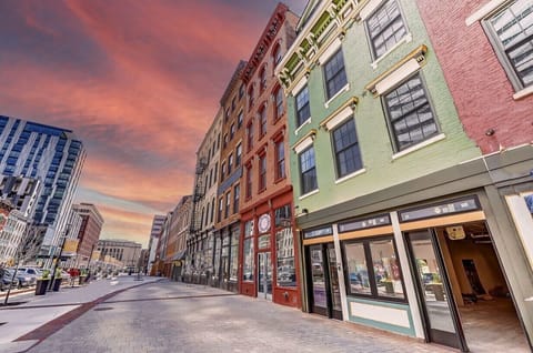 LOCATION! This condo is steps away from restaurants, bars, and local attractions