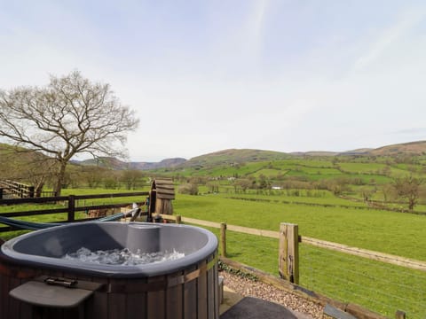 Cottage | Outdoor spa tub