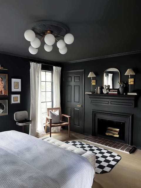 The Rodin Room is the primary bedroom.  Replete with high-touch details, a king bed with Egyptian Percale cotton sheets, generous closet space and an en-suite bathroom stocked with aromatherapy toiletries. 