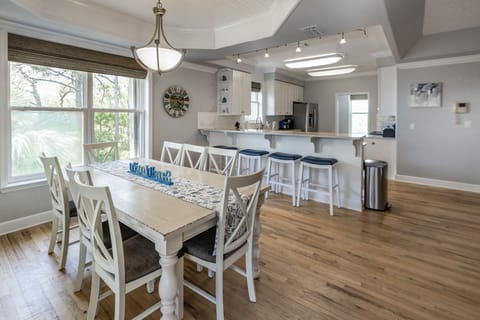 Serve your delicious meals easily at the lovely dining table.