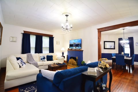 Livingroom with chimney 