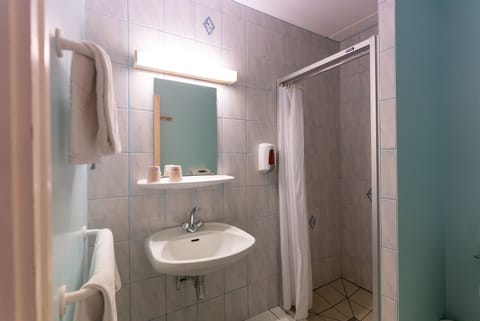 Comfort Twin Room, 2 Twin Beds, Balcony | Bathroom | Shower, towels