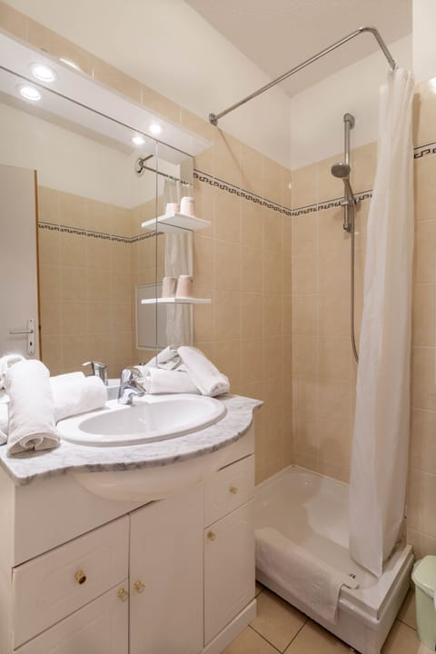 Comfort Twin Room, 2 Twin Beds, Balcony | Bathroom | Shower, towels