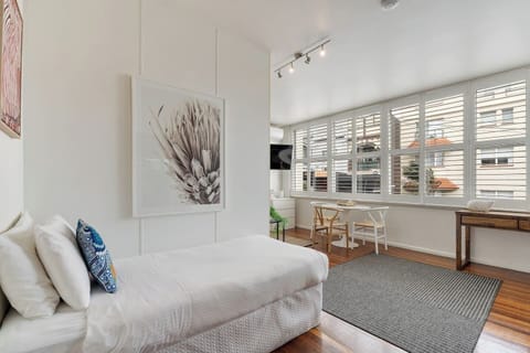 Getawayz NSW - Bay Court III -Spacious Waterside Studio next to Hayes Beach, Cafes & Ferry!