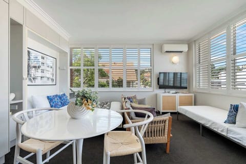 Getawayz NSW - Bay Court II -Spacious Waterside Studio next to Hayes Beach, Cafes & Ferry!
