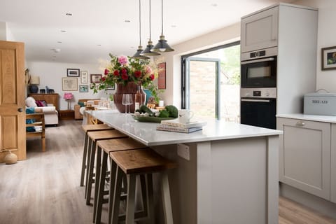 Partridge Lodge - additional bar seating at the kitchen island; an ideal spot for breakfast