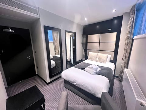 Double Lower Ground | In-room safe, desk, blackout drapes, iron/ironing board