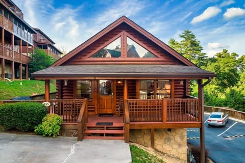 Experience rustic elegance in this stunning log cabin with mountain views!