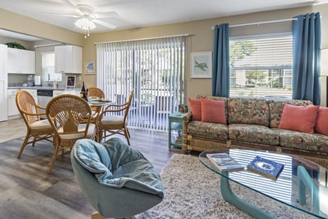 Easy, Breezy & Open!
(glass table has been replaced with surfboard coffee table)