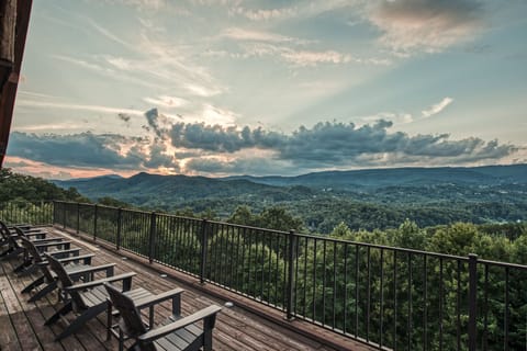 Outdoor Deck: Unwind on the spacious deck with stunning mountain vistas at sunset!