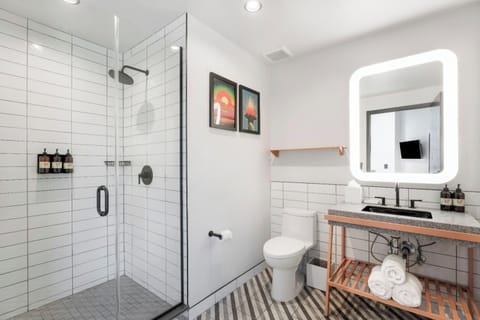 Junior Suite, 1 King Bed, Kitchenette | Bathroom | Shower, rainfall showerhead, designer toiletries, hair dryer