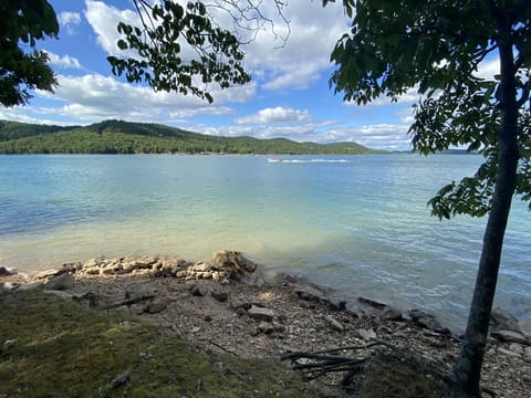 Aaaahhhhhh!  Unspoiled shoreline just behind cabin