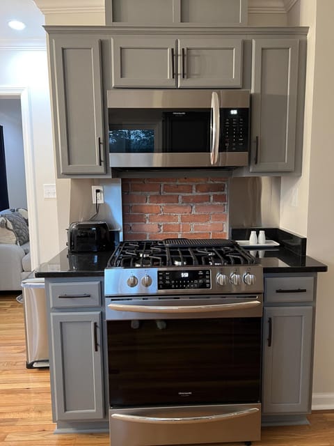 415 Cottage Junius full kitchen