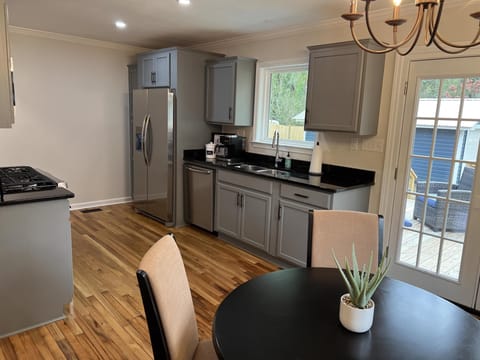 415 Cottage Junius full kitchen