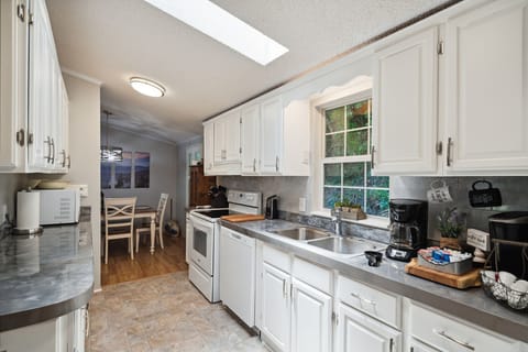 Large kitchen-microwave, Airfryer, coffee station and many extras