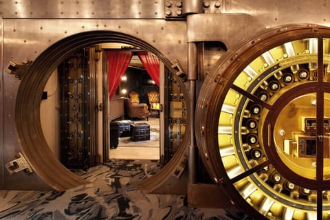 3 bars/lounges, rooftop bar, cocktail bar