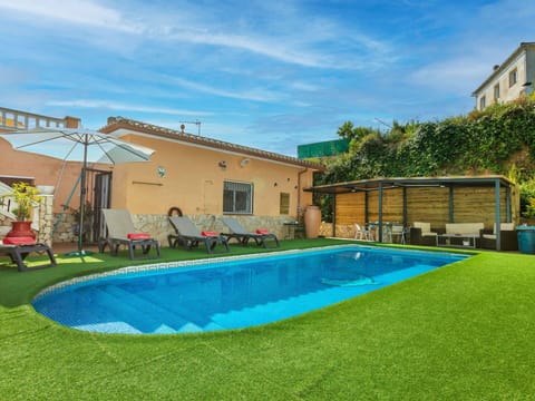 Cloud, Water, Plant, Sky, Building, Swimming Pool, Window, Azure, Blue, Shade