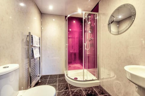 Family Triple Room | Bathroom | Shower, hair dryer, towels