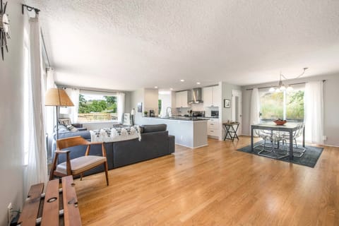 House, 3 Bedrooms | Living room | Smart TV