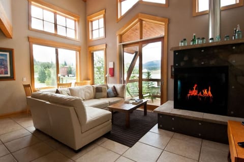 Welcome to 202 Durango Court This beautiful condo is professionally managed by 5 Diamond Lodging