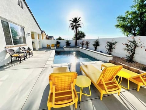 Swimming pool / spa