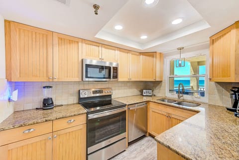 Fully equipped kitchen with Gulf views!