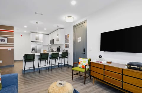 Upscale 4th-floor condo near top attractions with fast WiFi & rooftop lounge Apartment in Nashville