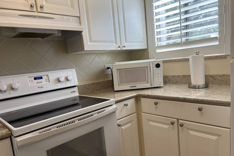 Come with your favorite recipes and enjoy this bright & clean kitchen!