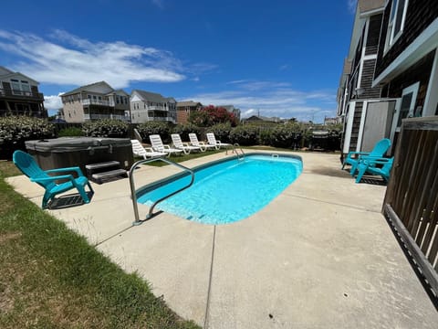 NH186: Sunnyside Beach House | Pool & Hot Tub Area