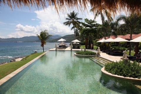 2 outdoor pools, sun loungers