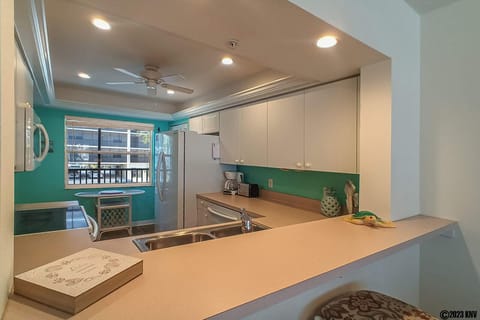 Hibiscus Pointe 513 Kitchen