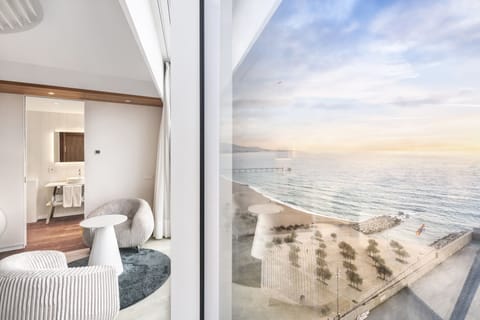 Minibar, desk, soundproofing, free WiFi