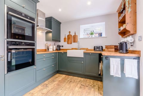 Shakespeare Cottage Kitchen - StayCotswold