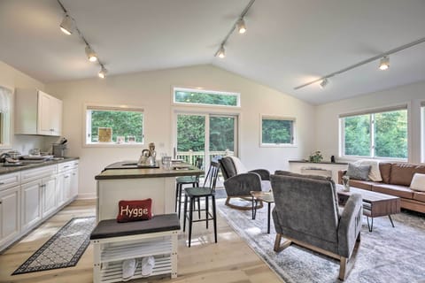 Cambridge Vacation Rental | 1BR | 1BA | Stairs to Enter | 1,000 Sq Ft
