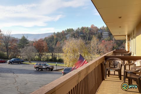 Balcony w/ mountain, golf course and Bryce Resort airport view