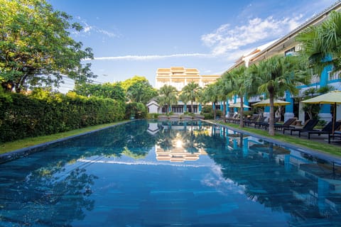 Outdoor pool, sun loungers