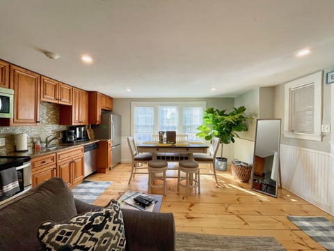 Open living space w/ dining for six